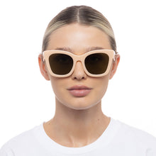 Load image into Gallery viewer, Showstopper Sunglasses | Caramel