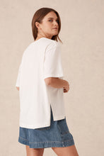 Load image into Gallery viewer, SLOUCHY SPLIT HEM TEE IN VANILLA
