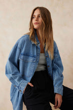 Load image into Gallery viewer, ESSENTIAL DENIM SHIRT/MID VINTAGE BLUE DENIM
