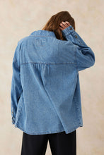 Load image into Gallery viewer, ESSENTIAL DENIM SHIRT/MID VINTAGE BLUE DENIM
