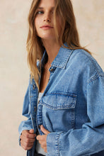 Load image into Gallery viewer, ESSENTIAL DENIM SHIRT/MID VINTAGE BLUE DENIM
